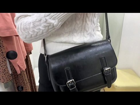 ❤️ Masturbasyon piblik nan jenn femèl FeralBerry ak yon gode nan sal la Fitting Videyo sèks nan ht.zoomporno.ru ❤