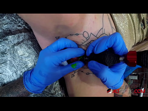 ❤️ Ekstrèmman tatoue hottie Sully Savage te fè yon tatoo sou klitoris li Videyo sèks nan ht.zoomporno.ru ❤